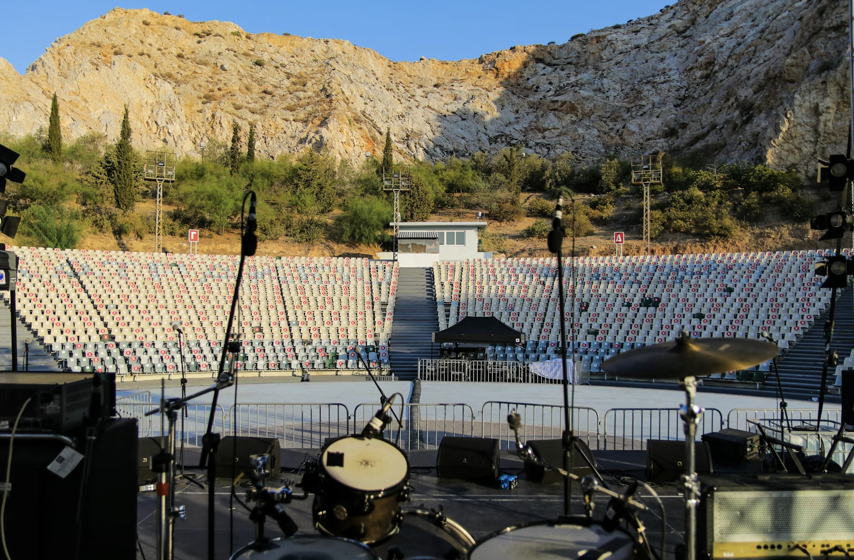 Μουσικά Φεστιβάλ Καλοκαίρι 2026 στην Ελλάδα — Ο Πλήρης Οδηγός για Επισκέπτες και Επιχειρήσεις